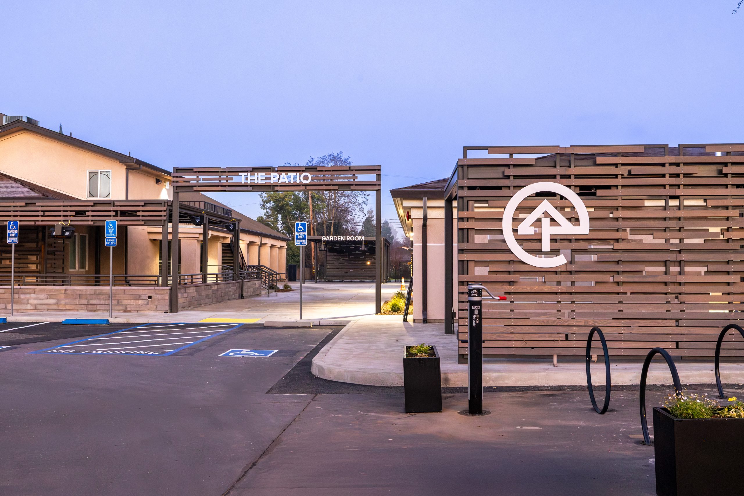 Outdoor wayfinding signage system with branded entry gate and logo wall at EFCC Chico, an Enviropop environmental branding project